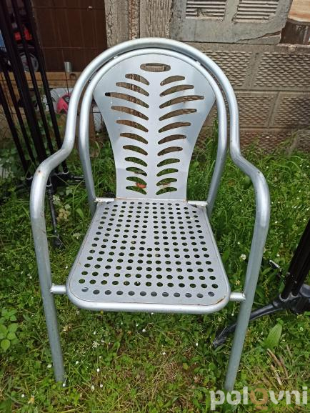 TV komoda i metalne stolice