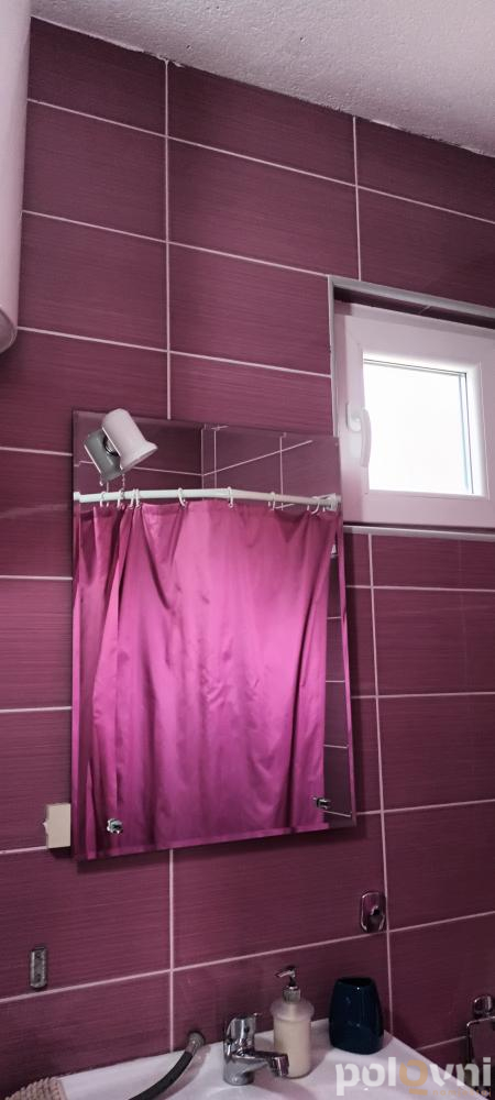 Ogledala i ormaric sa umivaonikom