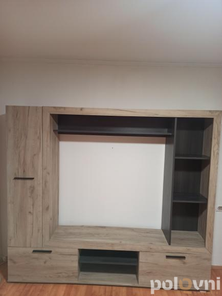 TV komoda i metalne stolice