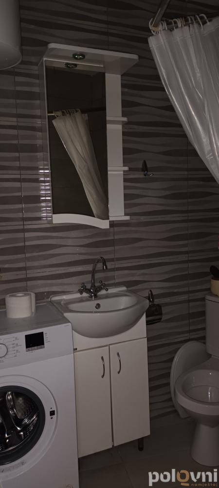 Ogledala i ormaric sa umivaonikom