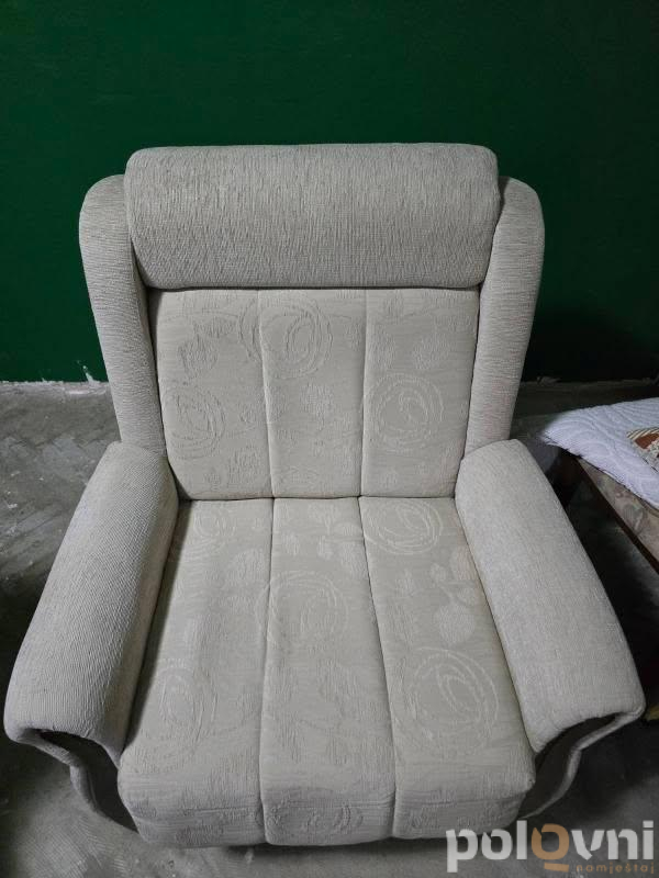 Trosjed, dvije fotelje, dvije komode