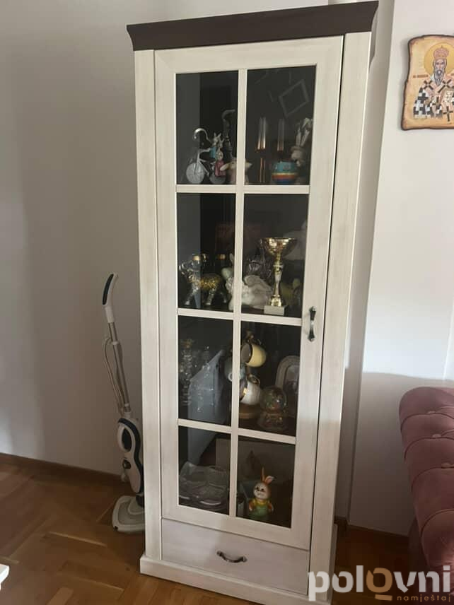 Komoda i vitrina