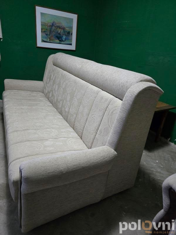 Trosjed, dvije fotelje, dvije komode