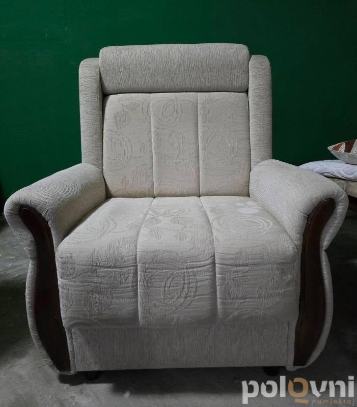 Trosjed, dvije fotelje, dvije komode