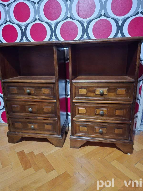 Trosjed, dvije fotelje, dvije komode