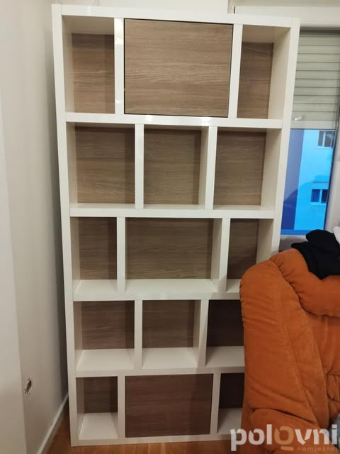 Tv komodu, komodu za knjige zajedno sto gratis.