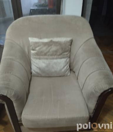 Vitrina i fotelja