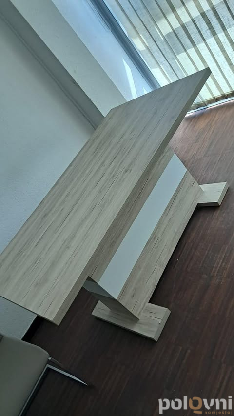 Veliki sto, mali stolovi i stolica