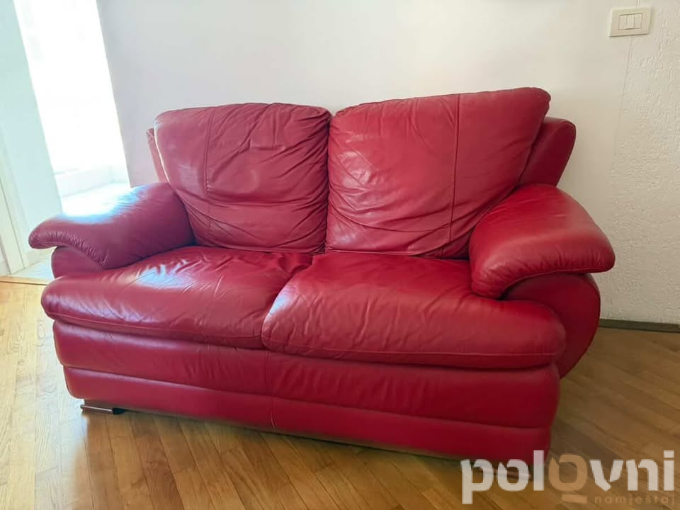 Dva dvosjeda i fotelja